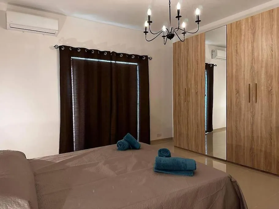Semesterbostad Cozy, Spacious 3 Bedroom Maisonette, 6 To 9 Ppl, 1 Min Walk From Seafront Marsaxlokk